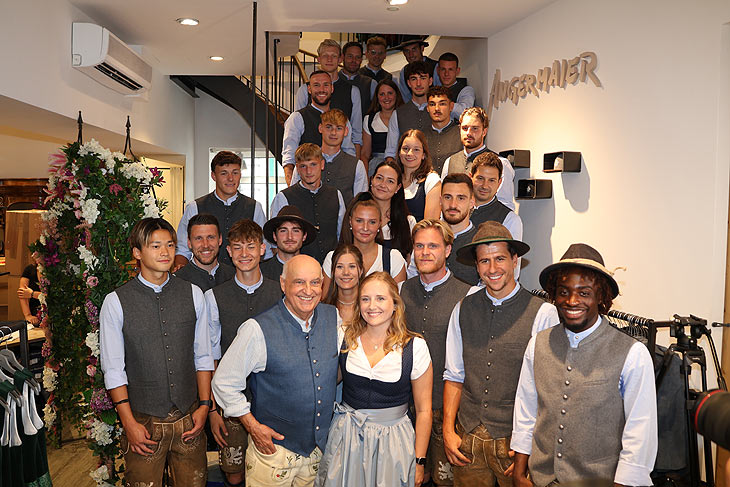 TSV 1860 München ist eingekleidet zur Wiesn-Zeit von Trachen Angermaier (©Foto: Martin Schmitz)